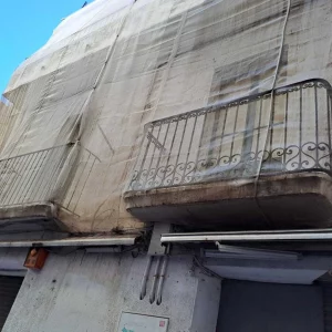 Obra parada en venta en calle Traginers, Roses (Girona)
