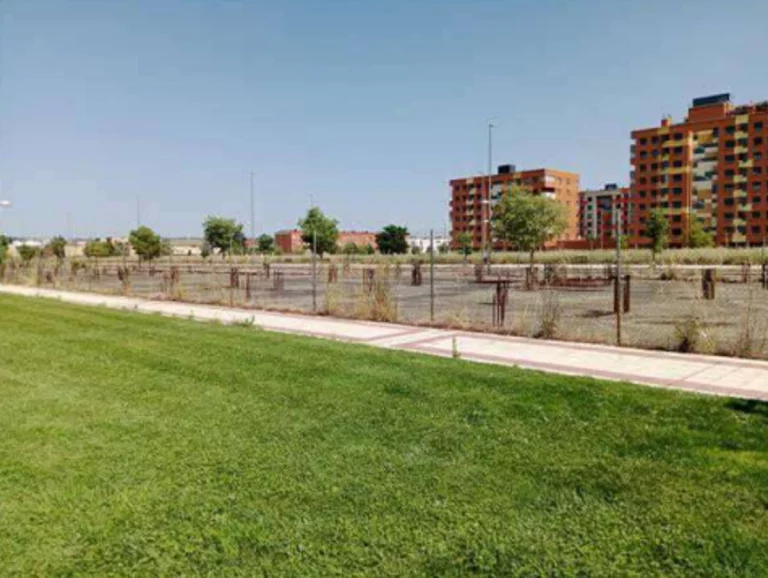 Obra parada en venta en calle Maria Moliner, León (León)